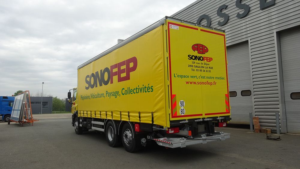 Camion avec remorque à rideau coulissant 7