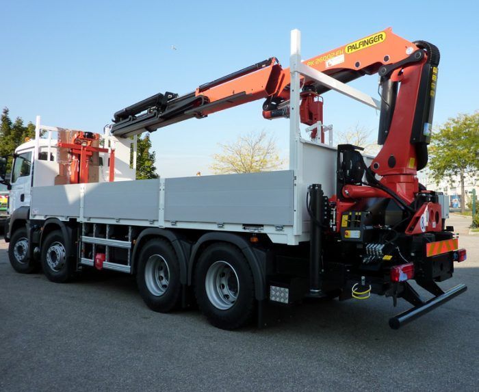 camion 3 avec une grue de levage Palfinger sur plateau