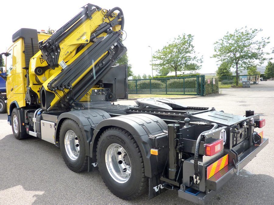 camion 2 avec une grue de levage Palfinger sur châssis tracteur ou en double réception porteur