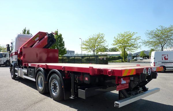 Camion avec plateaux nus 1