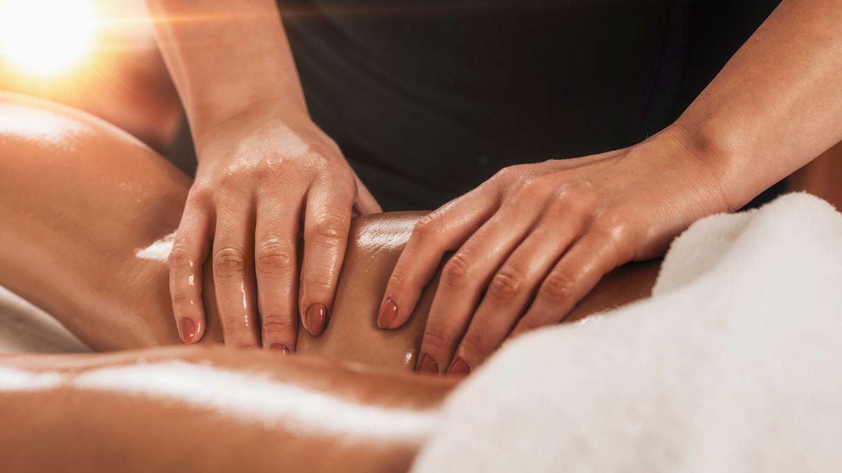 Una mujer está recibiendo un masaje en un spa.