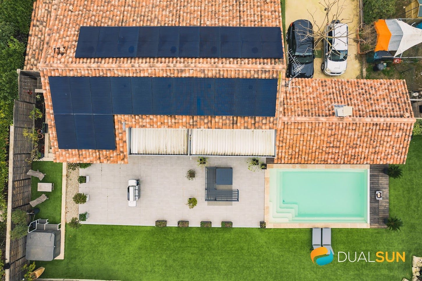 Photo d'une maison avec piscine, vue aérienne avec des panneaux photovoltaïques sur le toit