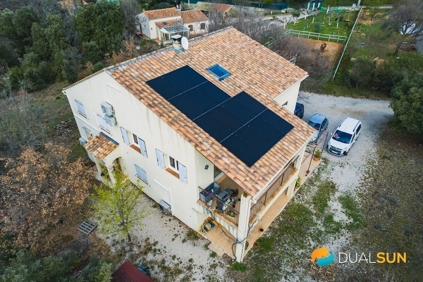 Photo d'une maison, vue aérienne avec des panneaux photovoltaïques sur le toit