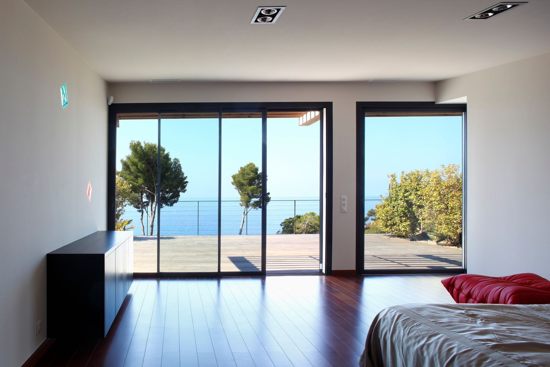 Une porte fenêtre vu sur la mer de villa