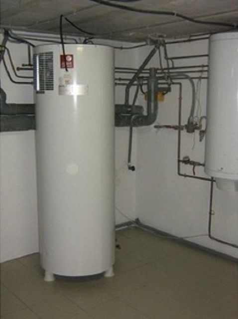 Chauffe-eau dans un sous-sol