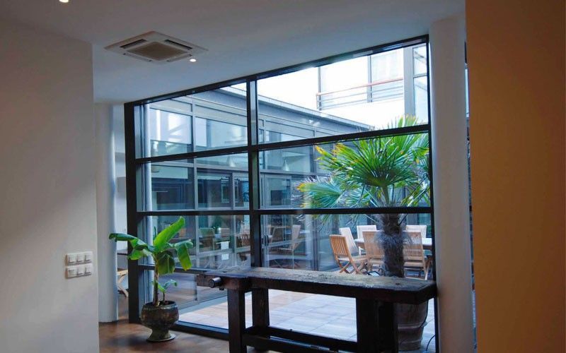 Climatiseur en cassette dans un bureau professionnel