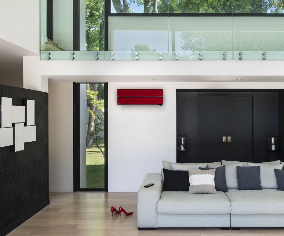 Salon avec climatiseur mural rouge