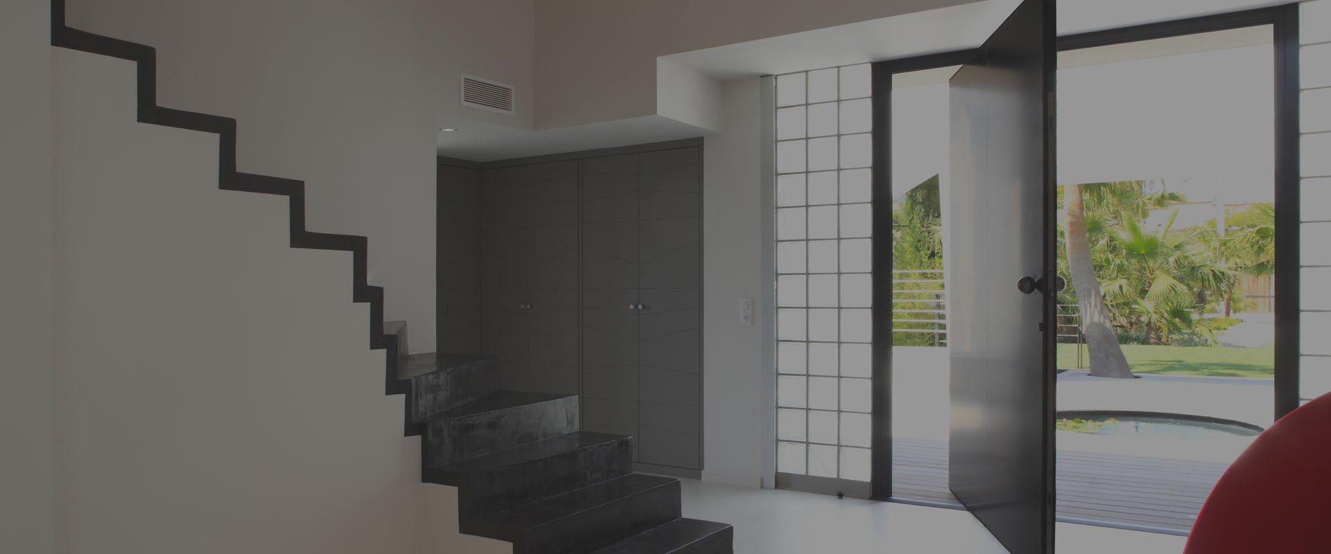 Photo d'une entrée de maison moderne, porte ouverte