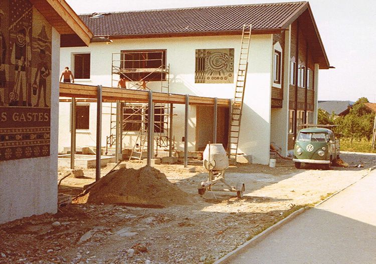 Ein Gebäude in einer Baustelle