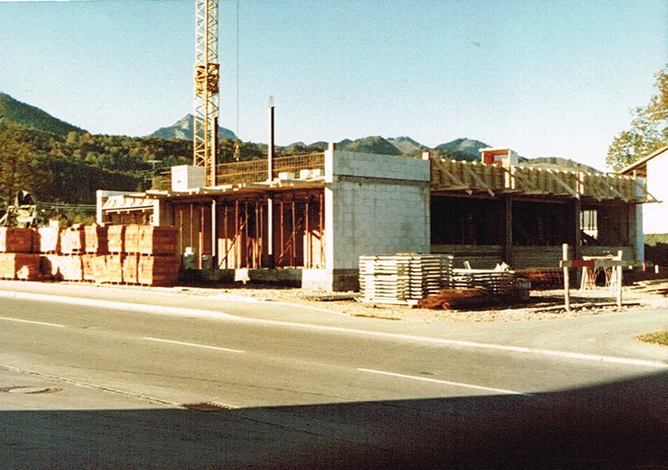 ein Gebäude in der Nähe einer Straße wird gebaut