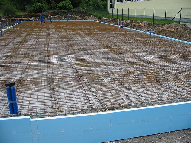 Ein Betonboden mit einem Drahtgitter darauf