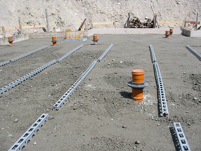 eine Baustelle mit einer Reihe von Rohren im Boden