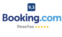Logotipo de Booking.com con una calificación de 9,3 y cinco estrellas doradas, lo que indica buenas opiniones de los usuarios.