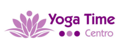 Logotipo de Yoga Time Centro con una flor de loto morada y puntos.