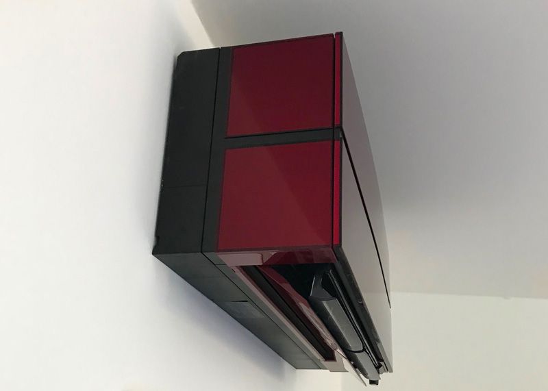 Rot-schwarze Wandklimaanlage.