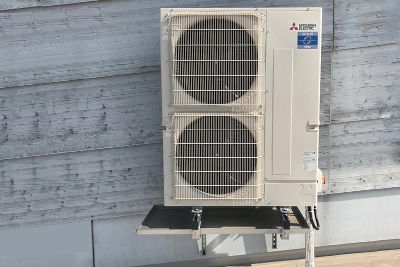 An der Wand montierte Klimaanlage von Mitsubishi.