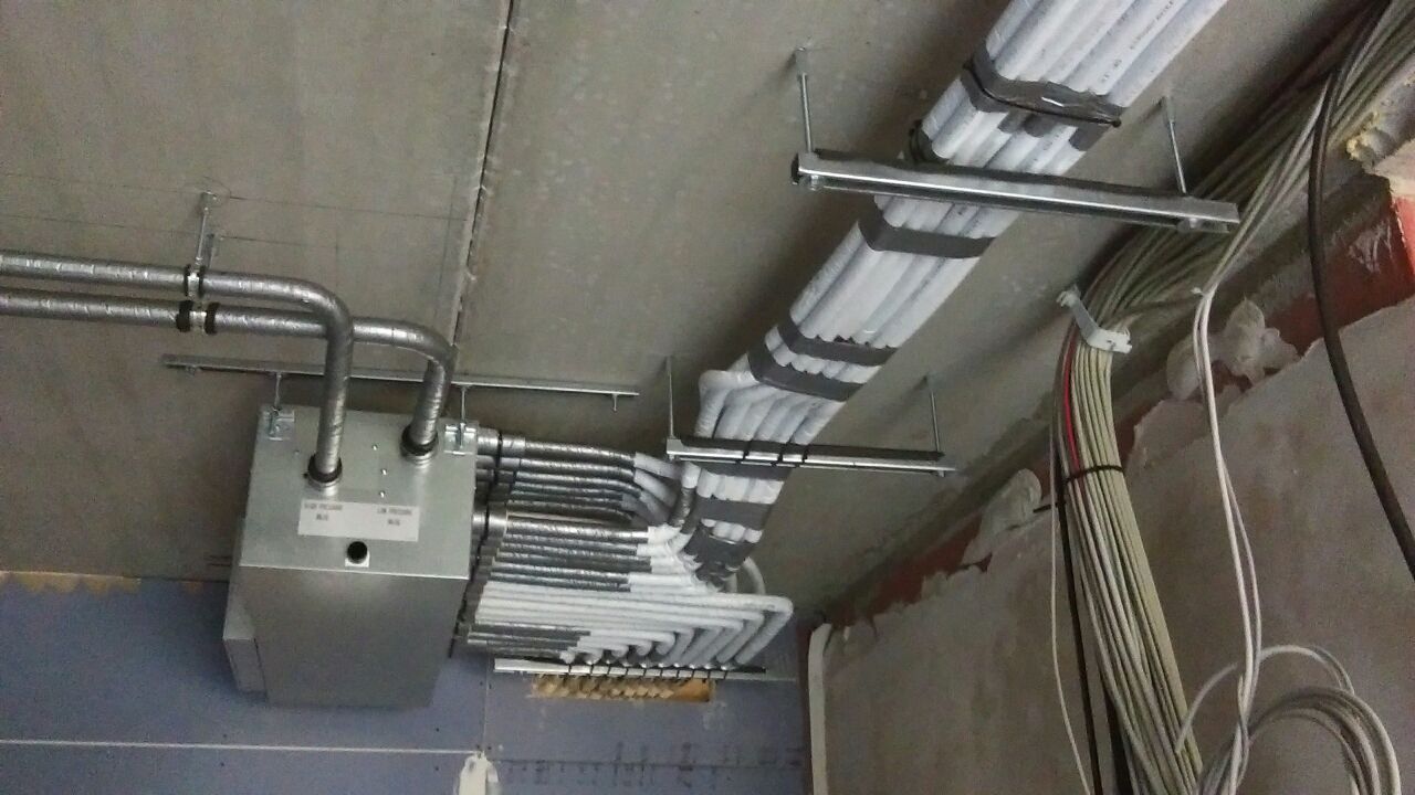 Elektrische Leitungen und Kabel, die an einer Betondecke befestigt sind, Industrieumgebung.