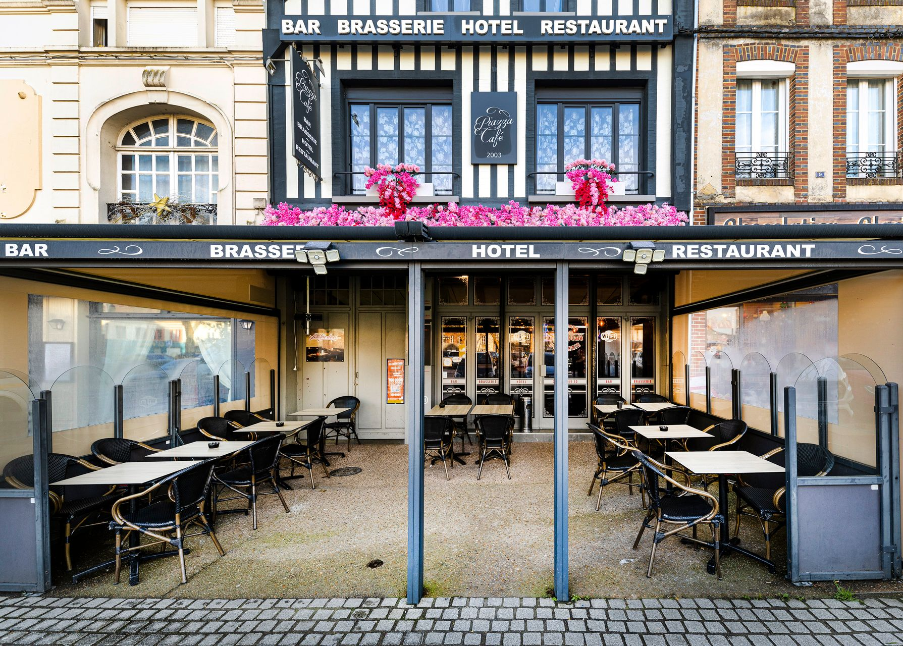 La devanture de l'HÔTEL BRASSERIE PIAZZA CAFÉ. 