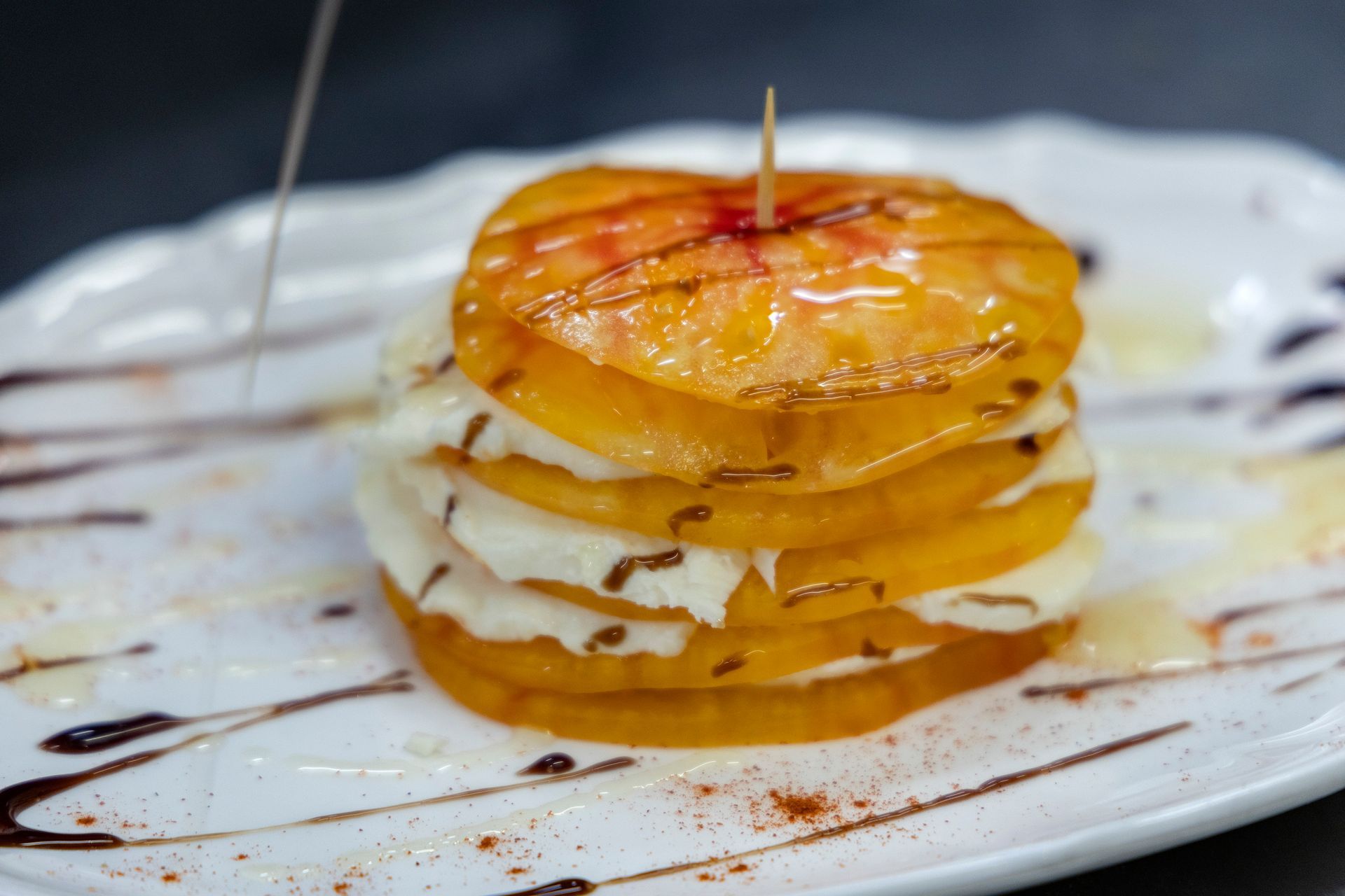 Une femme dressant une table dans un restaurant.