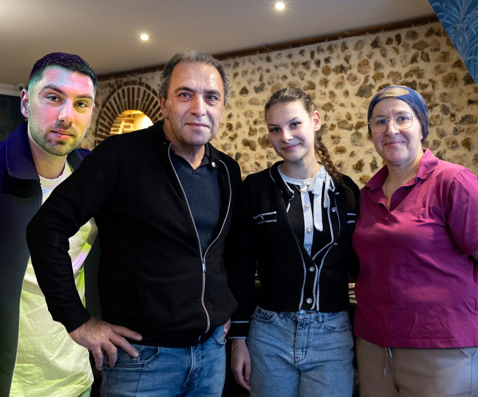 Trois miroirs circulaires dorés sur un mur à motifs, intérieur d'un bar.