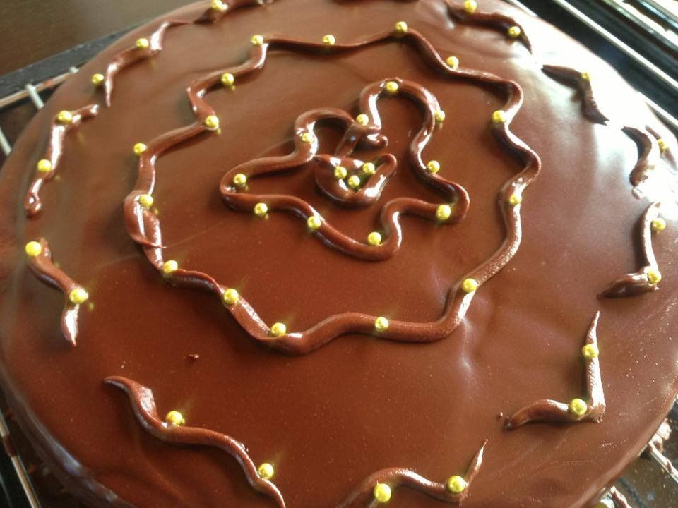 Un pastel de chocolate con chispas doradas encima