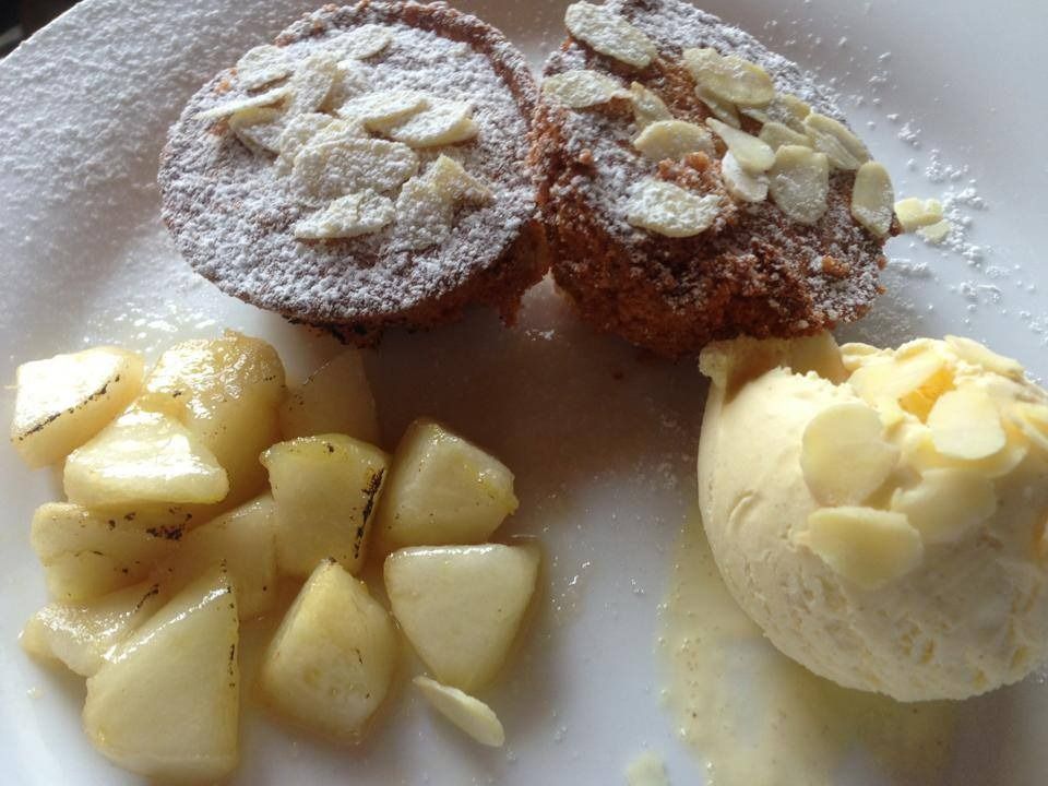 Un plato blanco cubierto con postres y helado.