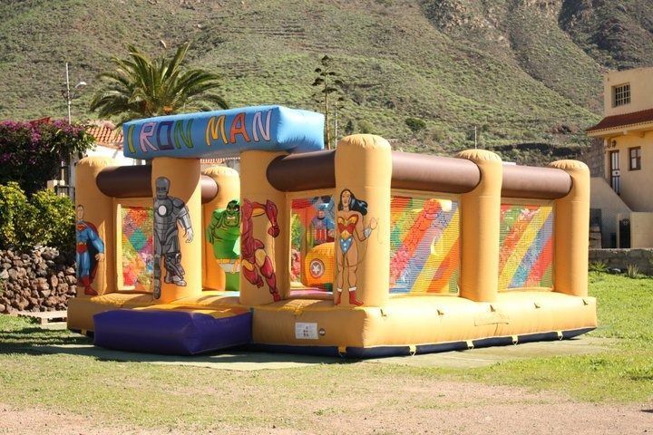 Una casa inflable con un cartel que dice Iron Man.