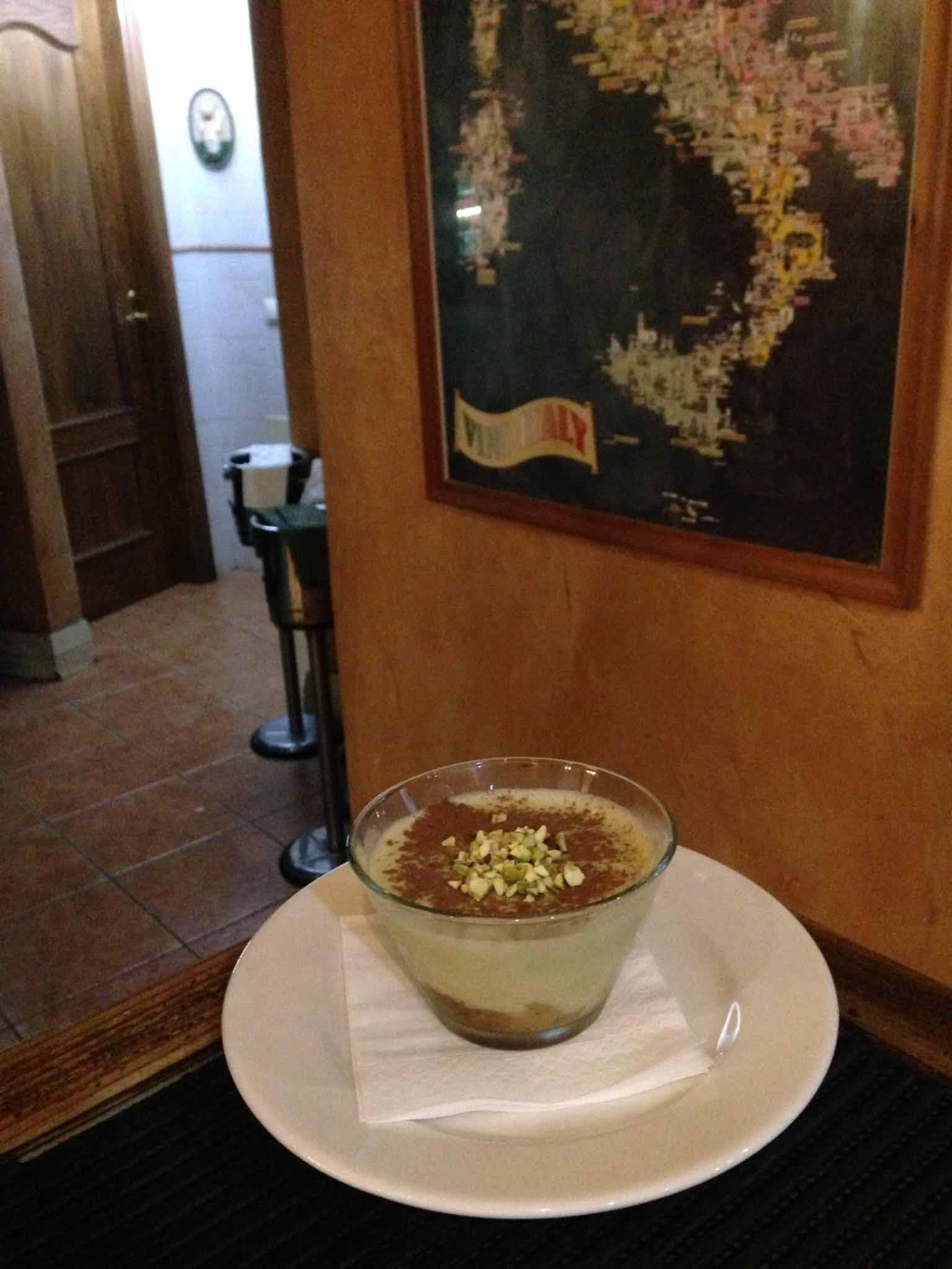 Hay un plato de comida en frente de un mapa de Italia.