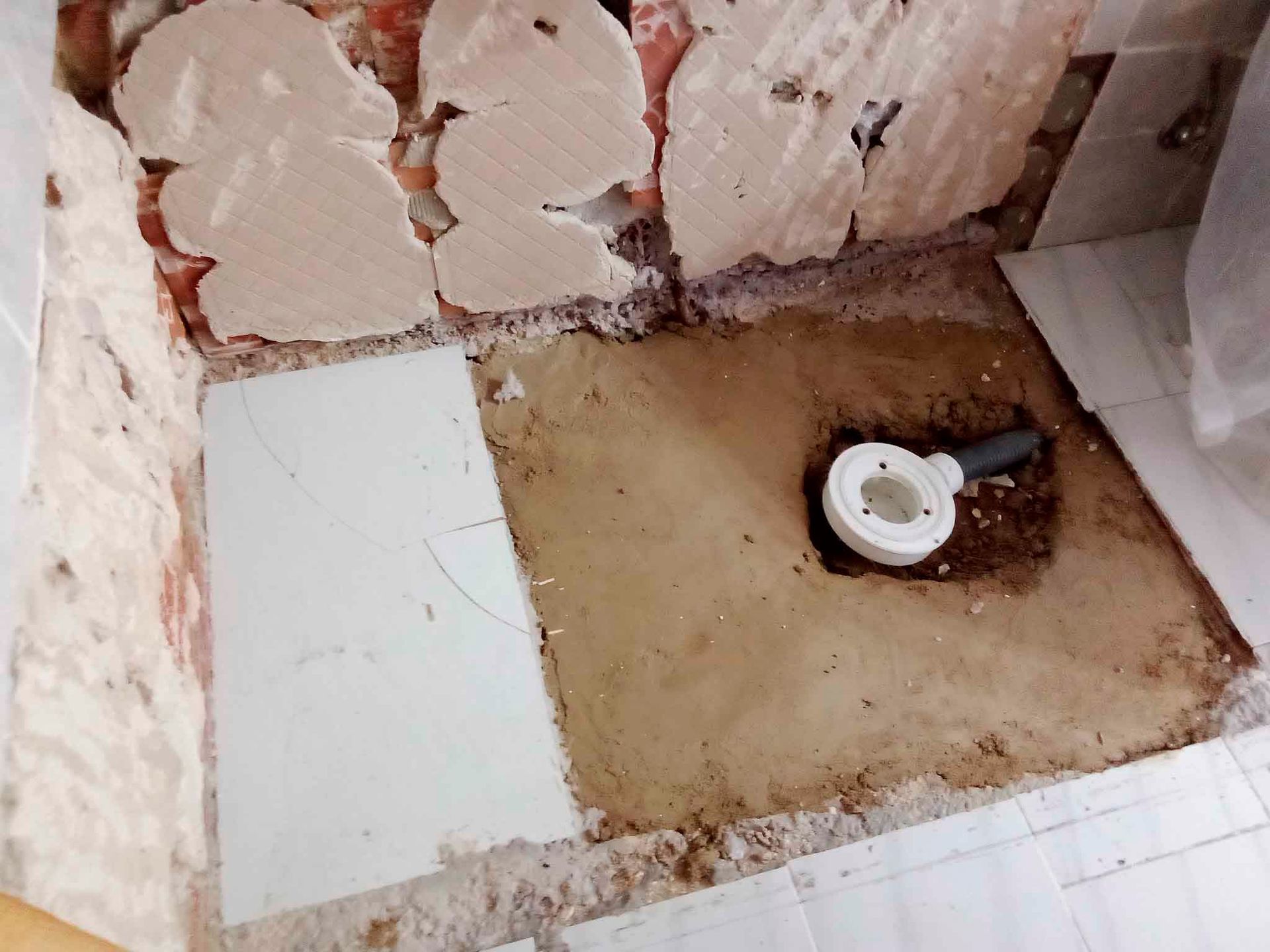 Hay un agujero en el suelo que parece un inodoro.