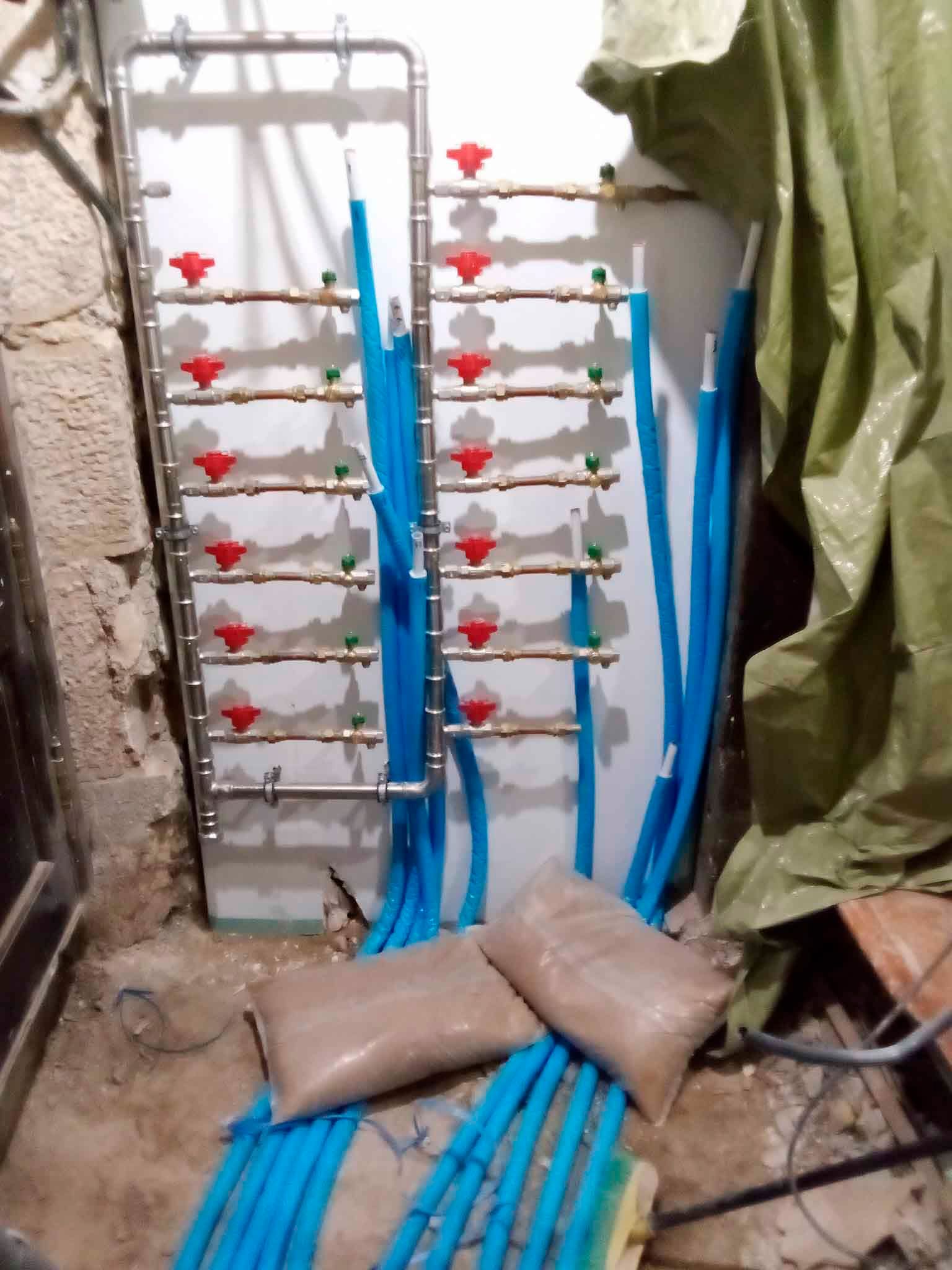 Un montón de tubos azules están tirados en el suelo.