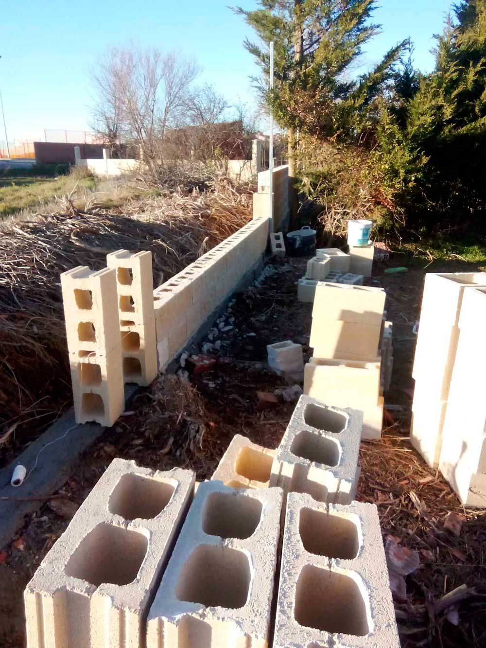 Un montón de bloques de hormigón están tirados en el suelo.