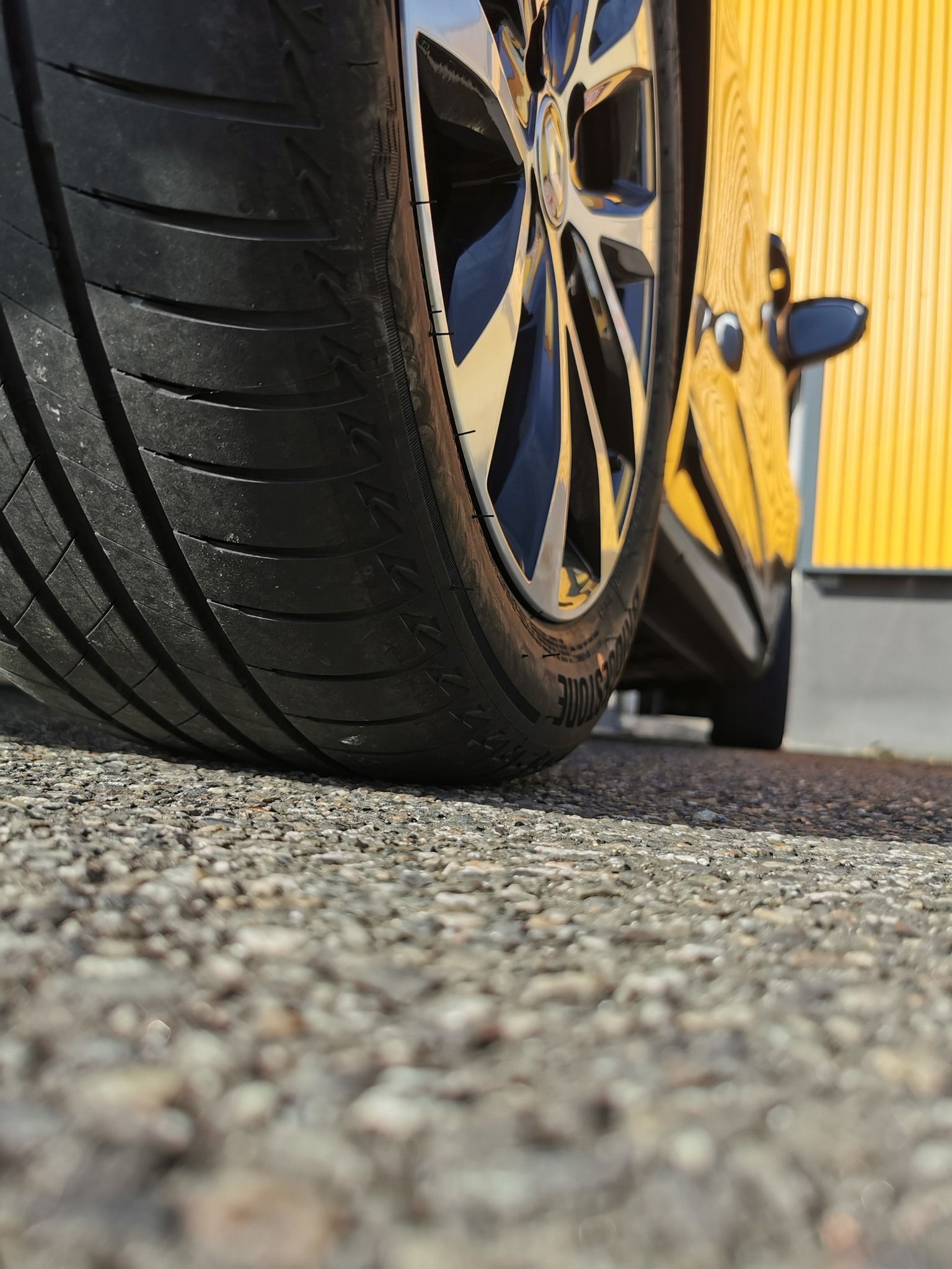 Le pneu arrière-droit d'une voiture.