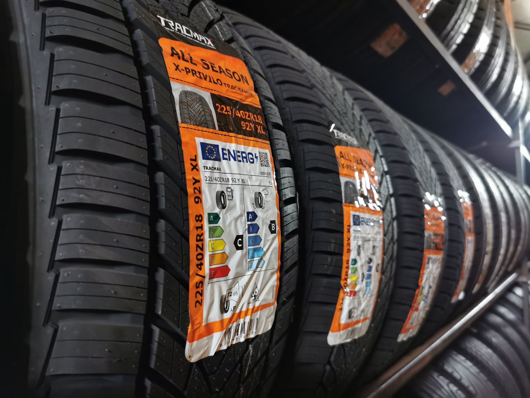 Des pneus toutes saisons de marque Tracmax.