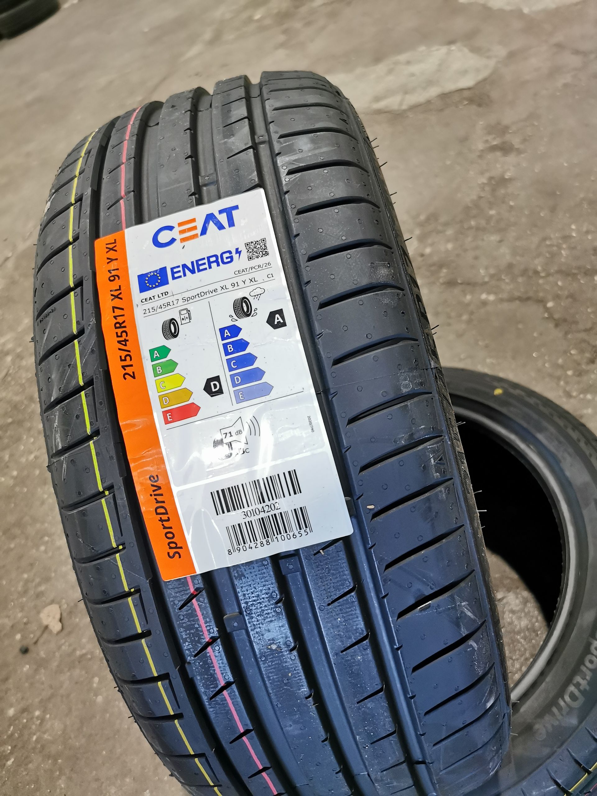 Un pneu avec une étiquette CEAT.