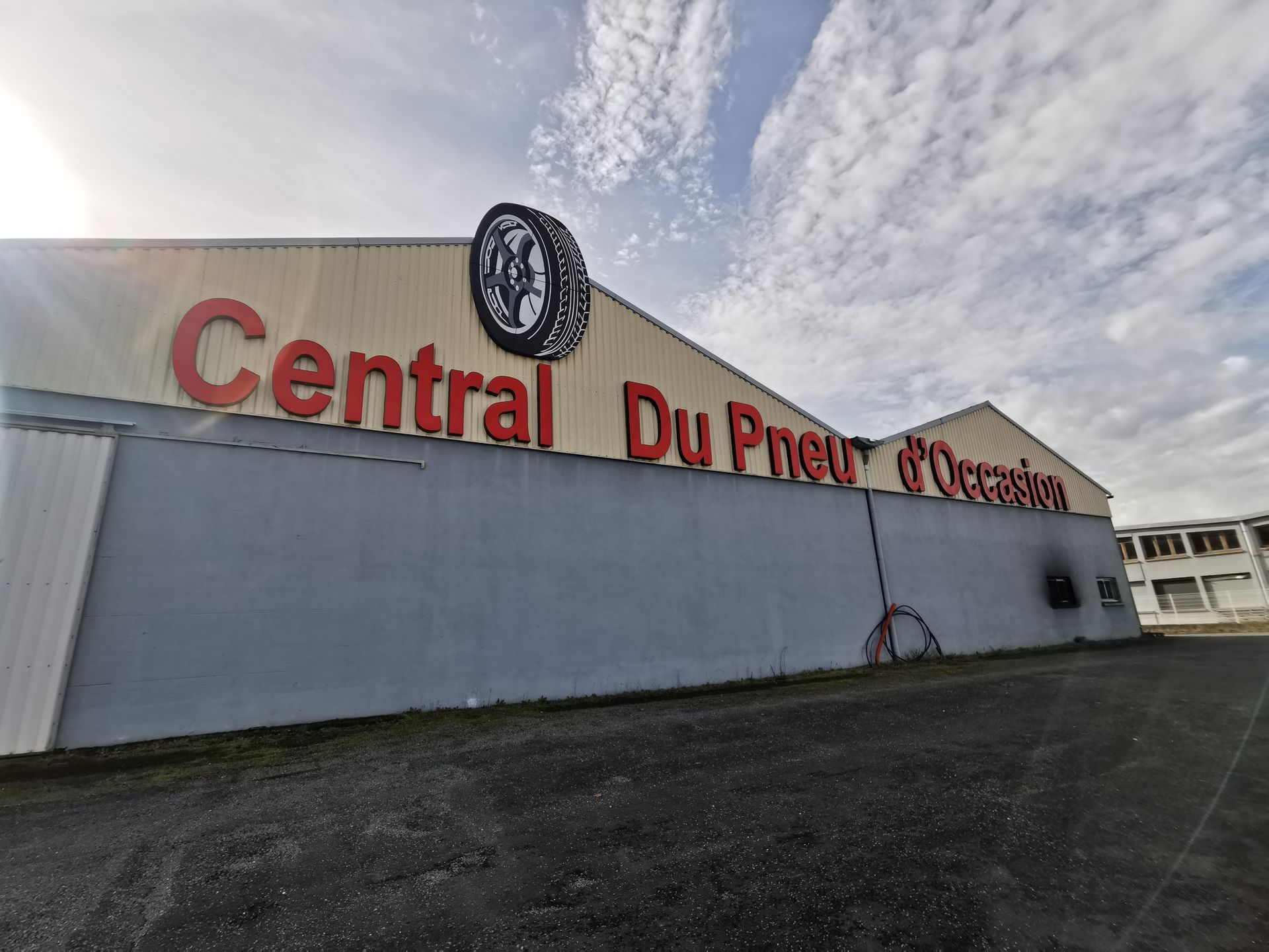 Le hangar de Central Du Pneu d'Occasion vu de l'extérieur.