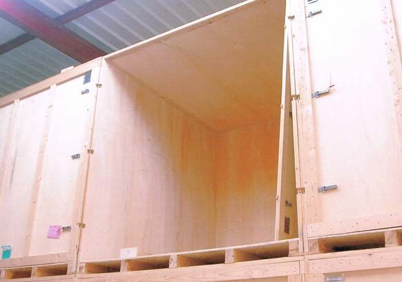 Des unités de rangement en bois empilées, l'une d'elles ouverte révélant son intérieur.