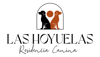 Logotipo de Las Hoyuelas Residencia Canina con siluetas de perros en negro y naranja bajo un arco.