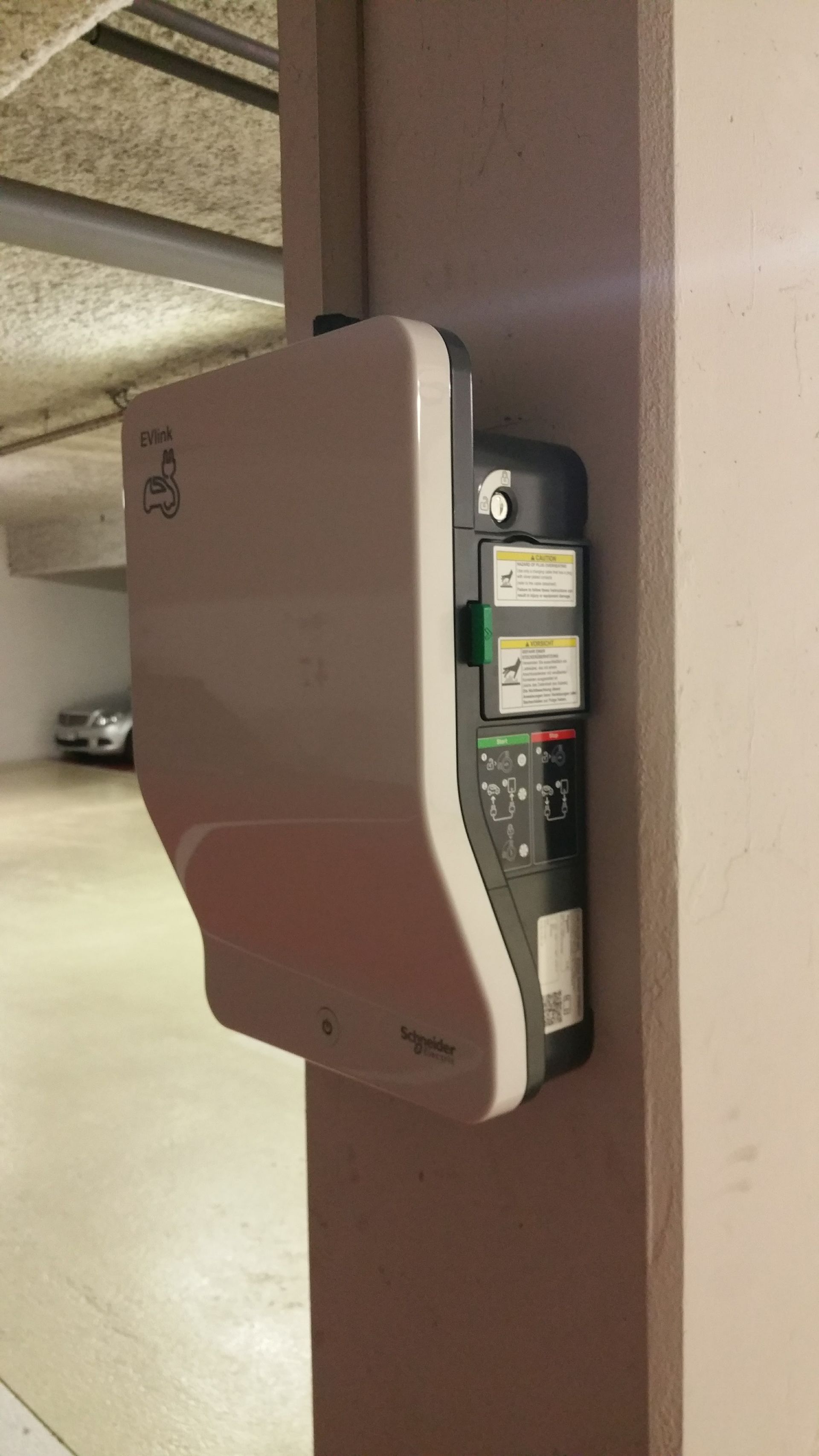Borne de recharge pour des véhicules électriques, installée dans un parking souterrain.