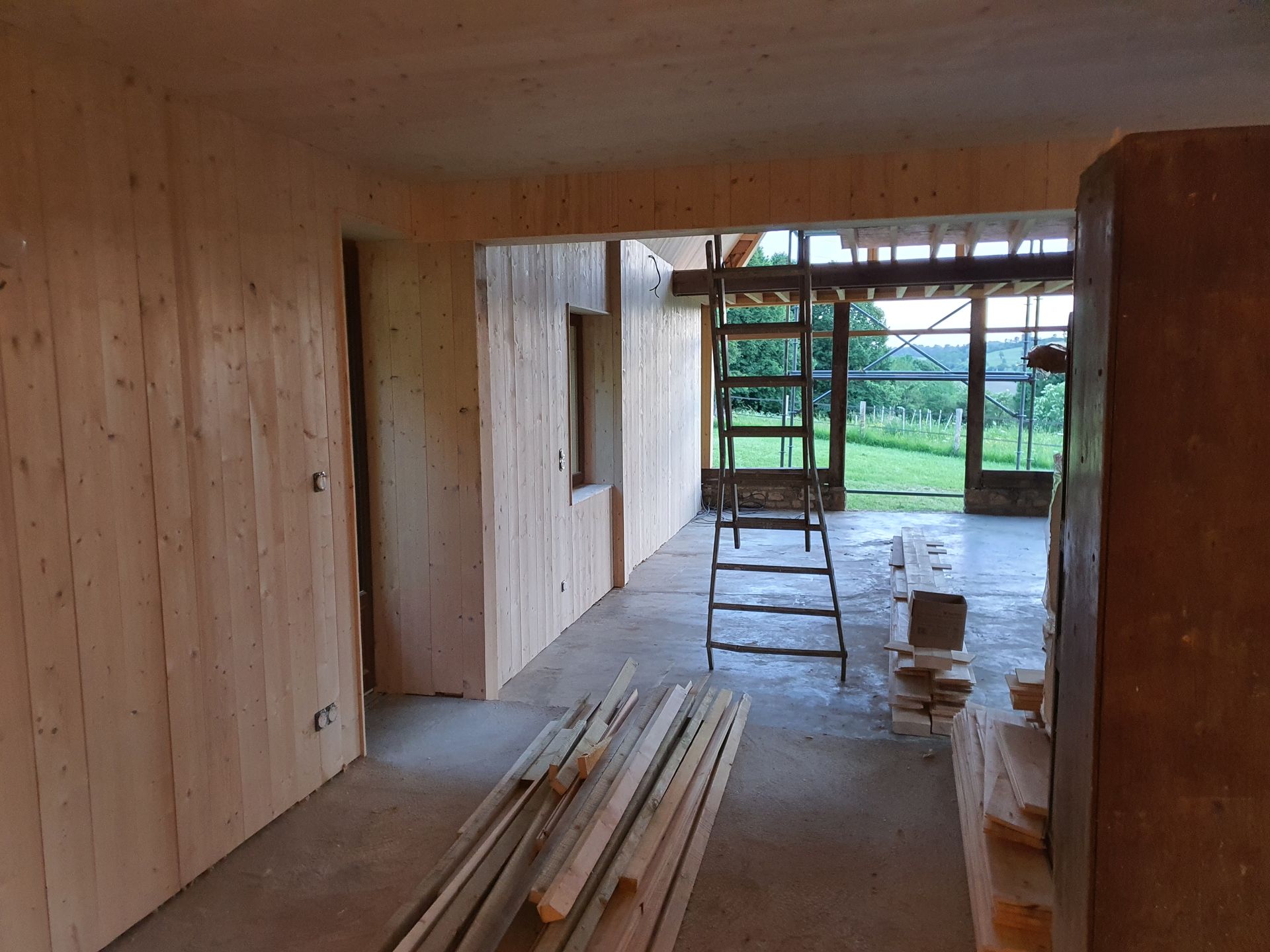 Pièce en bois inachevée contenant des matériaux de construction.