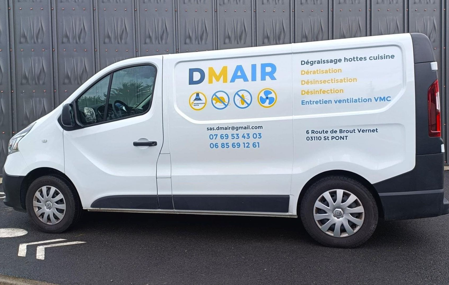 Un véhicule de l'entreprise DMAIR.