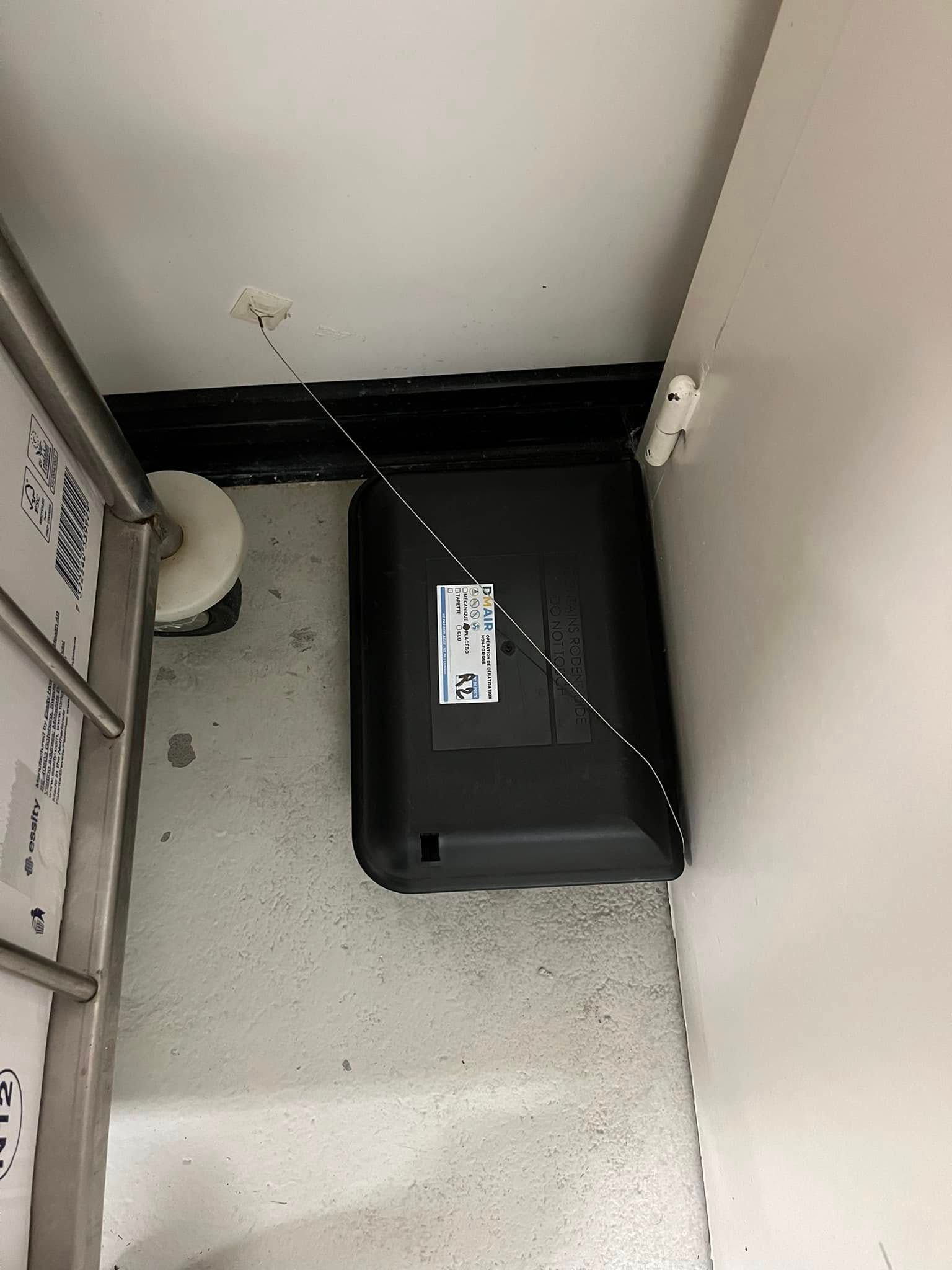 Une boîte à appâts contre les nuisibles.