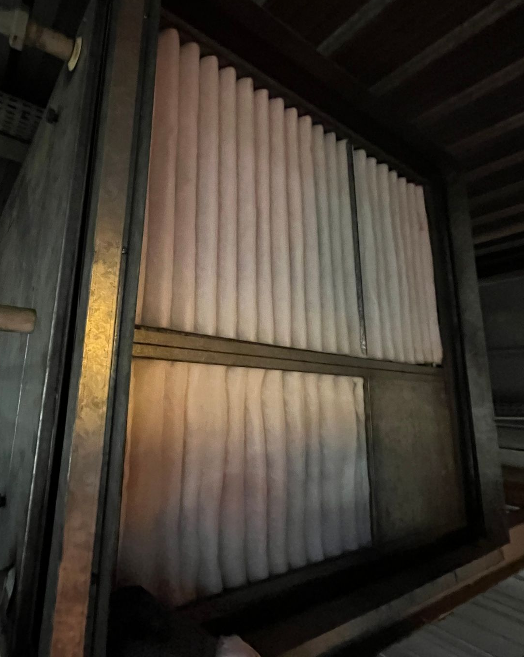 Un filtre à air industriel pour systèmes de chauffage, ventilation et climatisation, après nettoyage.