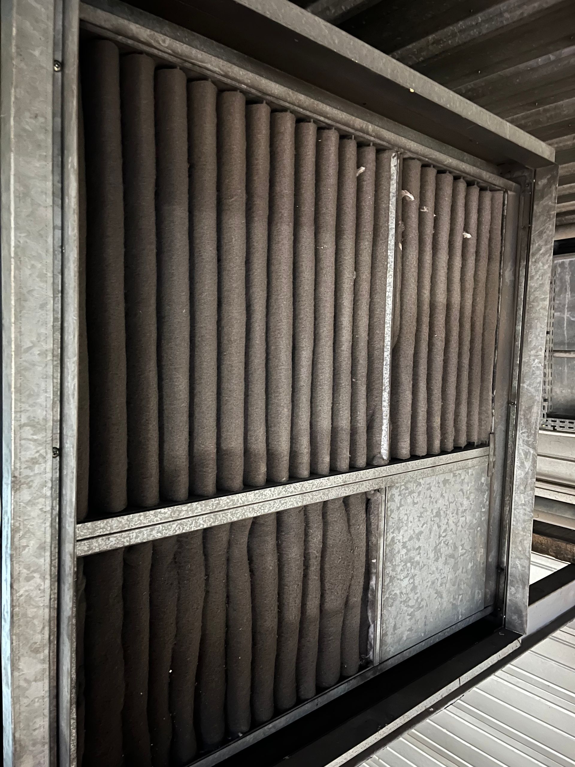 Un filtre à air industriel pour systèmes de chauffage, ventilation et climatisation, avant nettoyage.