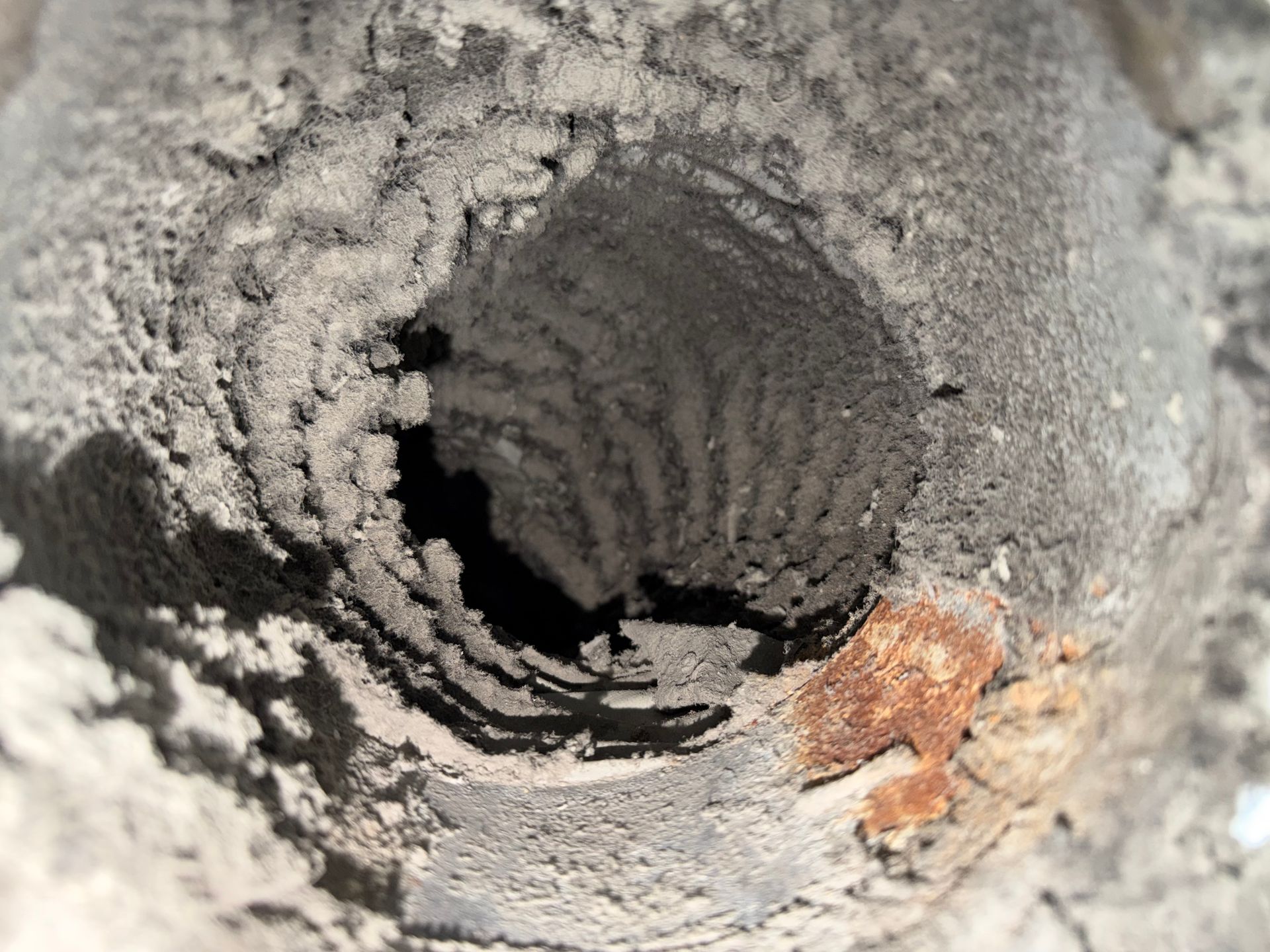 Gros plan sur un tuyau de ventilation sale.