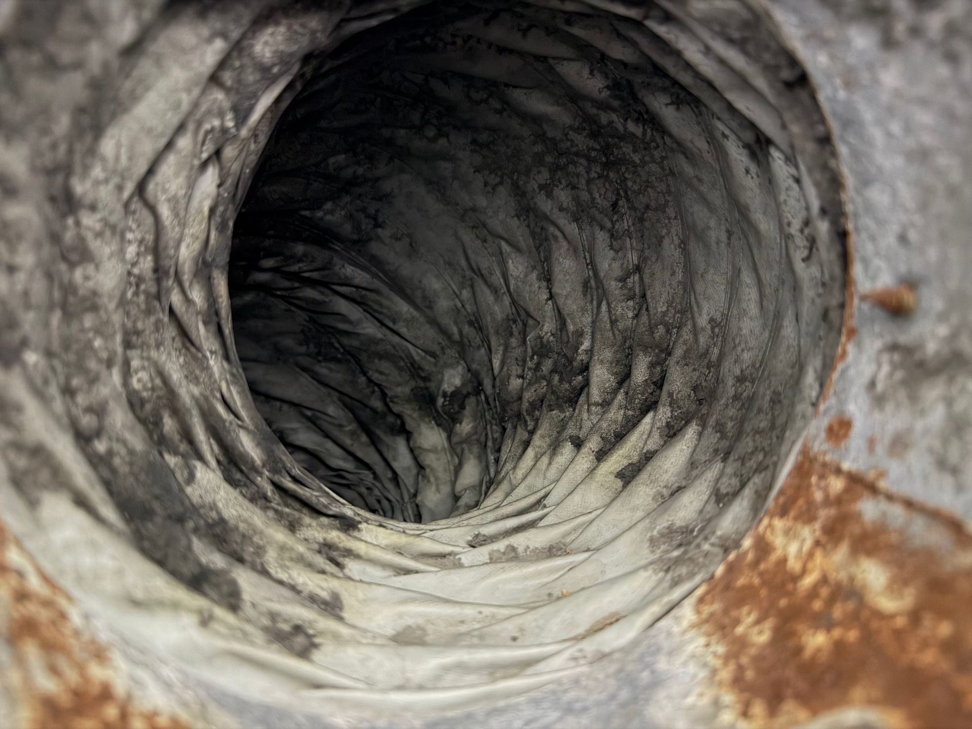 L'intérieur d'un conduit de ventilation CVC après nettoyage.