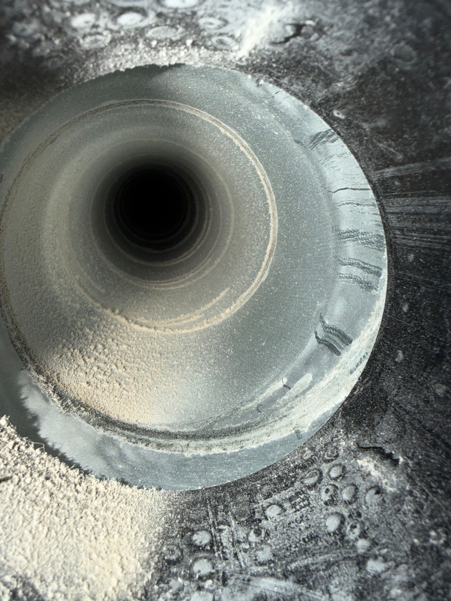 Vue intérieure d'un conduit de VMC en cours de nettoyage.