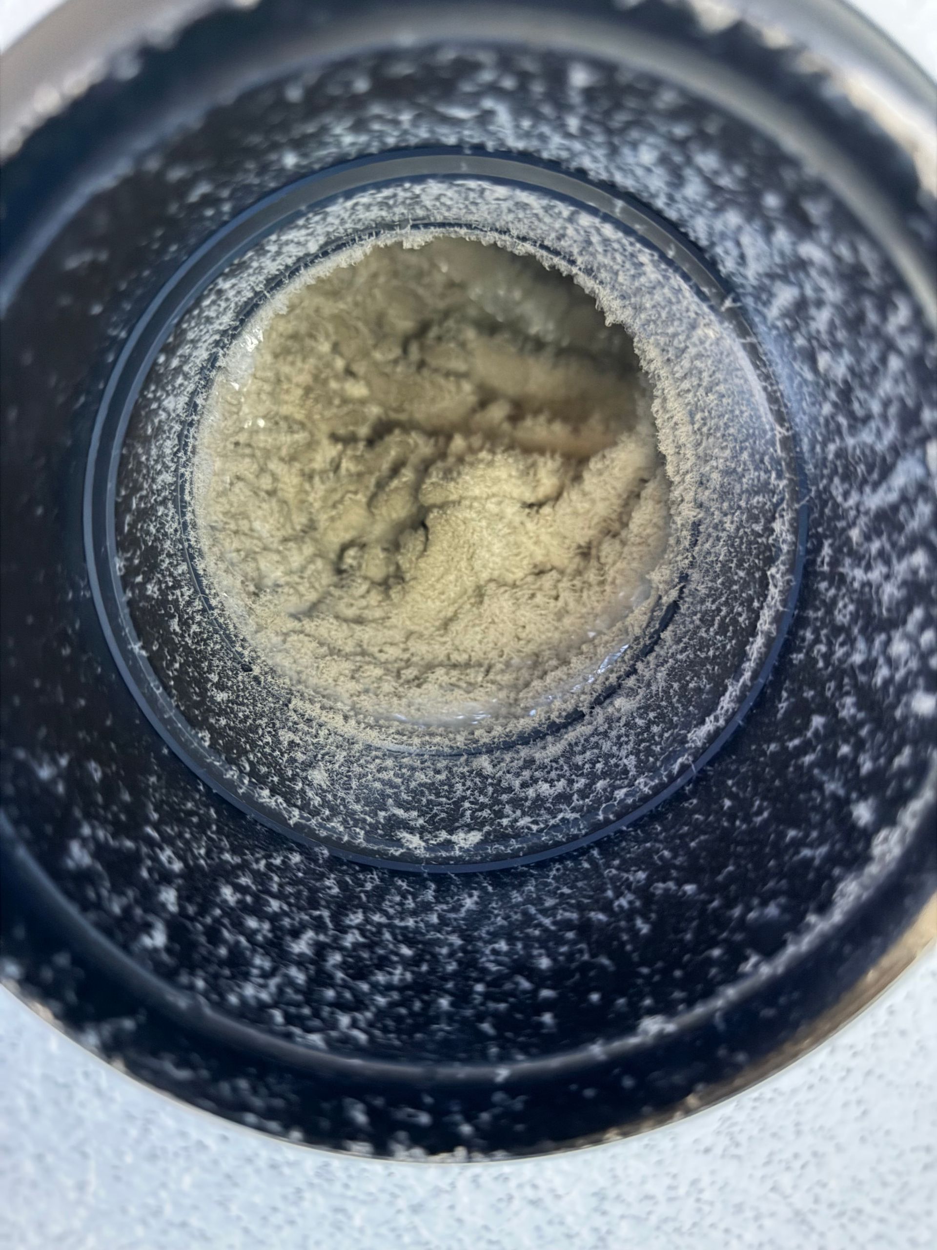 Gros plan sur un conduit de VMC sale.