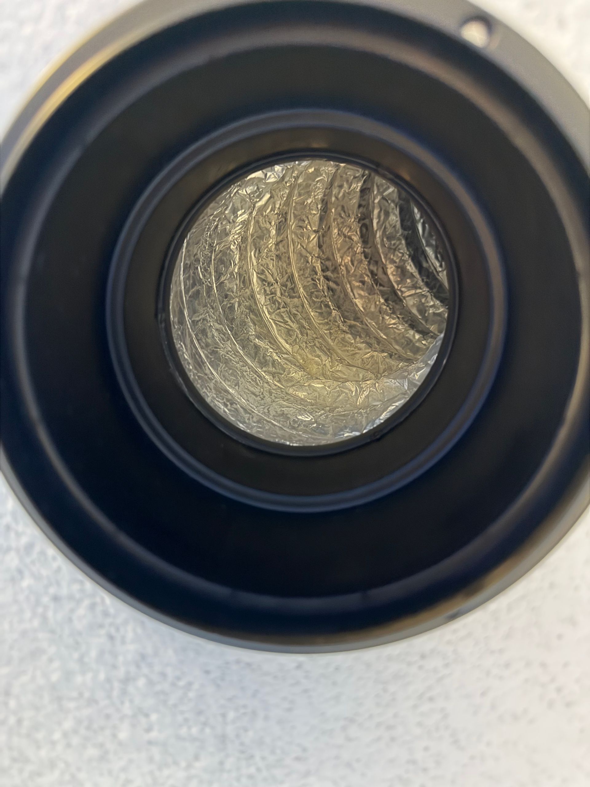 Gros plan sur un conduit de VMC propre.