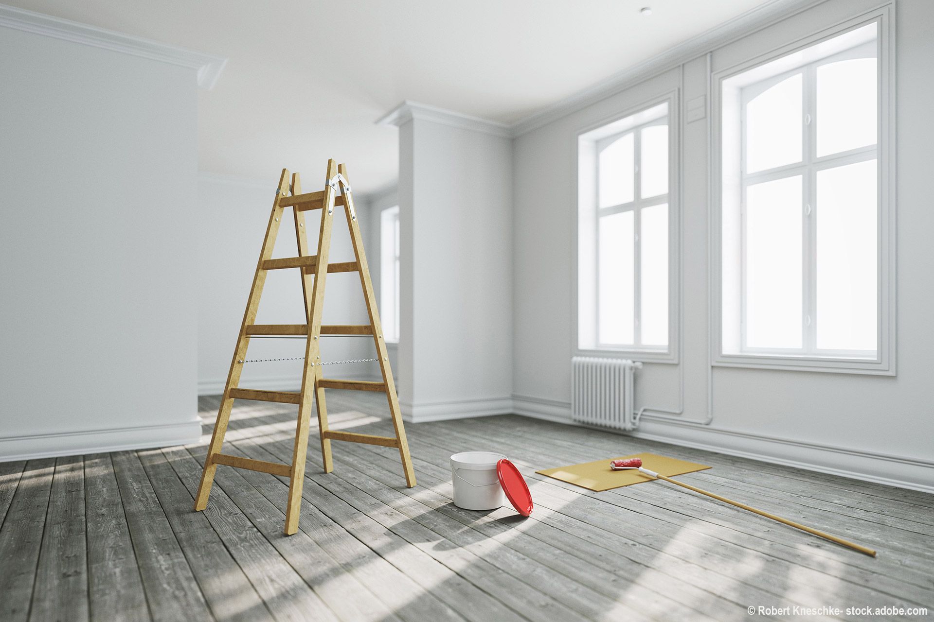 Altbauwohnung mit Holzleiter und einem Eimer Farbe