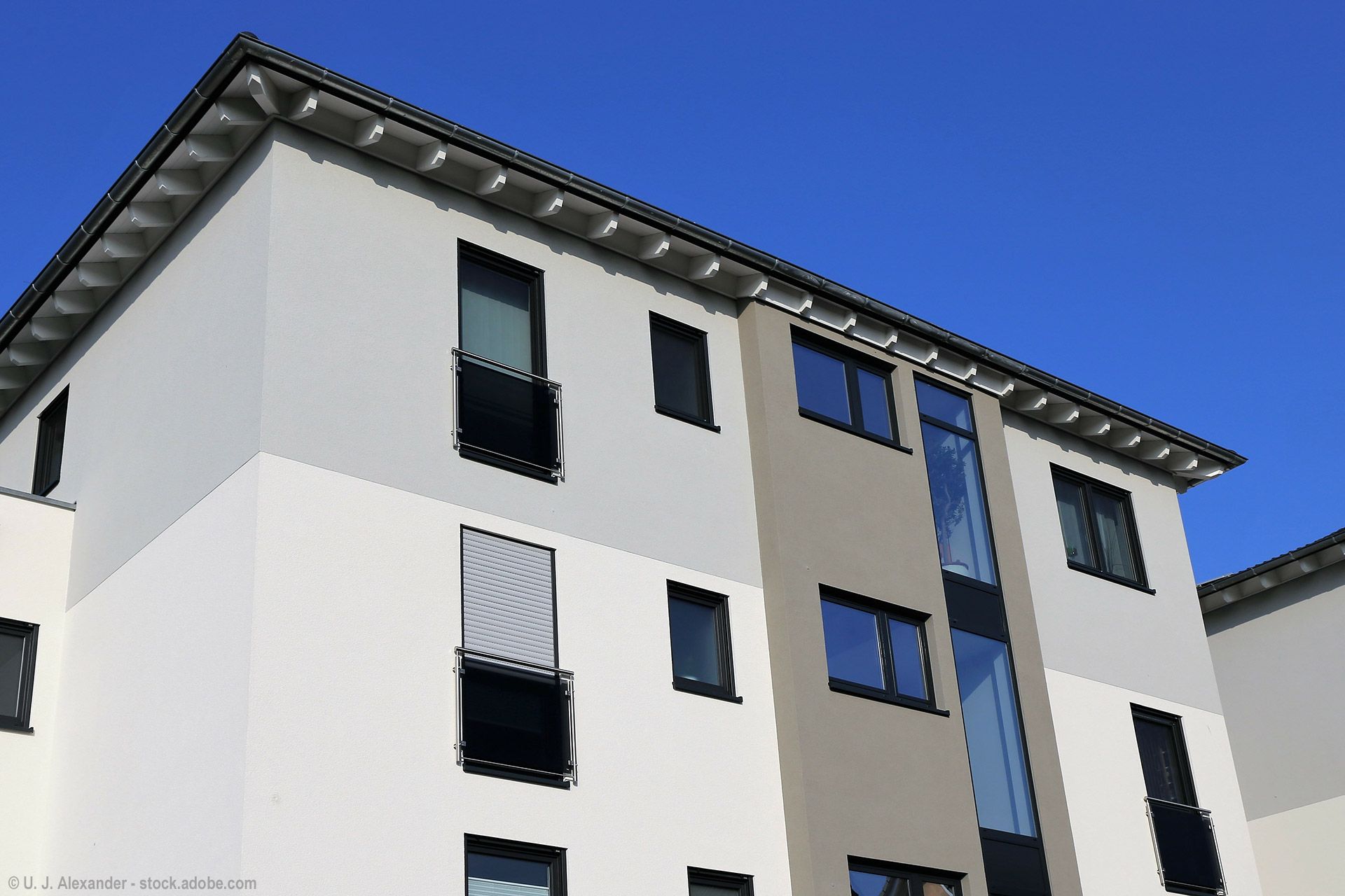 Fassade in Grau und Weiß gestrichen